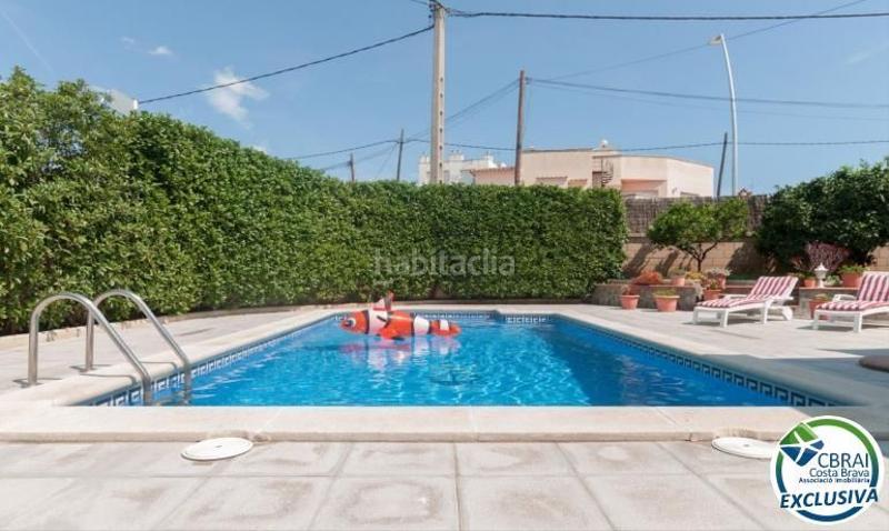 Foto 83cab996-ee3f-487a-9ba5-d833003c0c51. Casa en puigmal 24 casa grande con piscina, garaje en lote de esquina en zona tranquila. en Roses