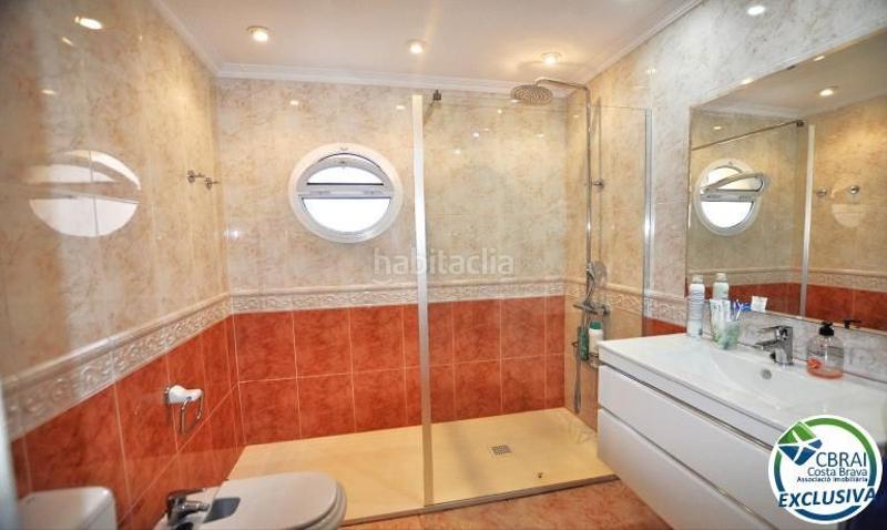 Foto 8d3aa9d9-ce2d-4096-8fcc-1821751e228f. Casa en puigmal 24 casa grande con piscina, garaje en lote de esquina en zona tranquila. en Roses