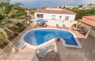 Maison  Castella. Villa completamente renovada con 3 apartamentos, piscina y garaj