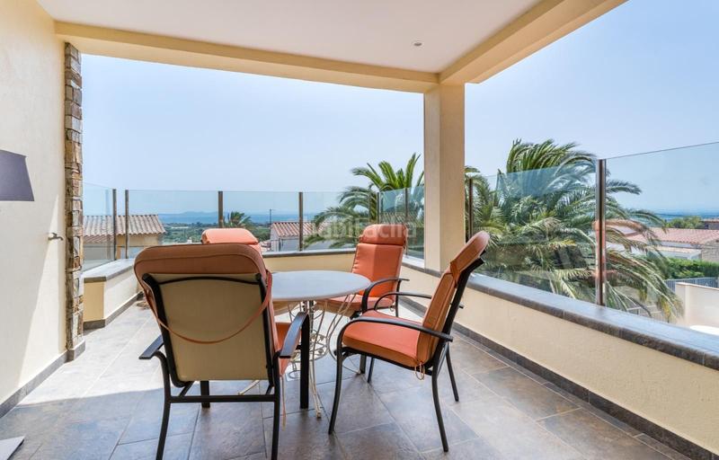 Foto 4ace0fdb-3999-4c0b-982a-00ecc38d62c7. Casa villa completamente renovada con 3 apartamentos, piscina y garaje en Roses