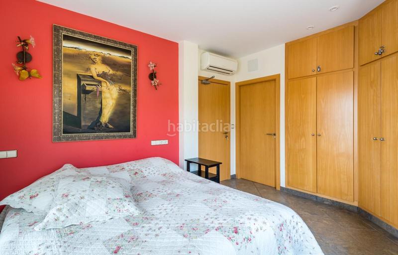 Foto 51d50317-bc76-43e1-ad59-7963a2285972. Casa villa completamente renovada con 3 apartamentos, piscina y garaje en Roses