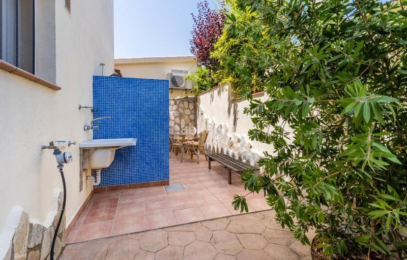 Foto 835acfd7-5579-44a3-8dc2-5b8c724cc2b8. Casa villa completamente renovada con 3 apartamentos, piscina y garaje en Roses