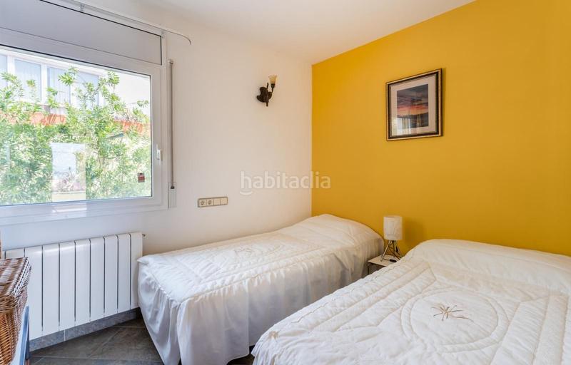 Foto a8979f0e-f39c-4361-927a-feb1b499efb0. Casa villa completamente renovada con 3 apartamentos, piscina y garaje en Roses