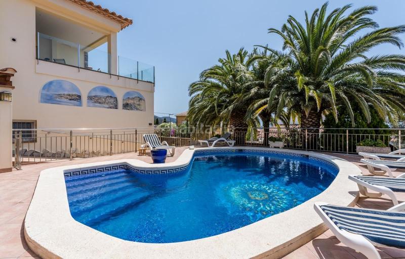 Foto bb4d8b3d-979c-47cf-b3ac-21b7c5552b86. Casa villa completamente renovada con 3 apartamentos, piscina y garaje en Roses