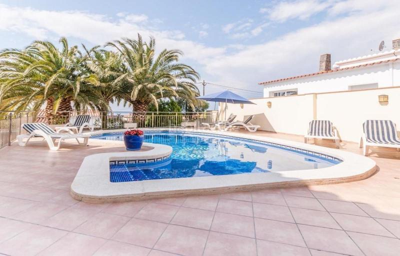 Foto be5753e4-79b8-4c19-8c1d-500018fb29f9. Casa villa completamente renovada con 3 apartamentos, piscina y garaje en Roses