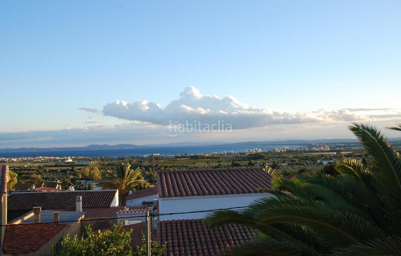 Foto c3e2970e-30d5-44ba-a1c3-8532ac9ade7a. Casa villa completamente renovada con 3 apartamentos, piscina y garaje en Roses