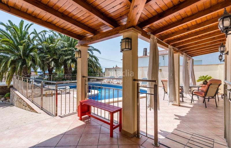 Foto c772090e-3083-4ed2-afe1-7828b9cdc15c. Casa villa completamente renovada con 3 apartamentos, piscina y garaje en Roses