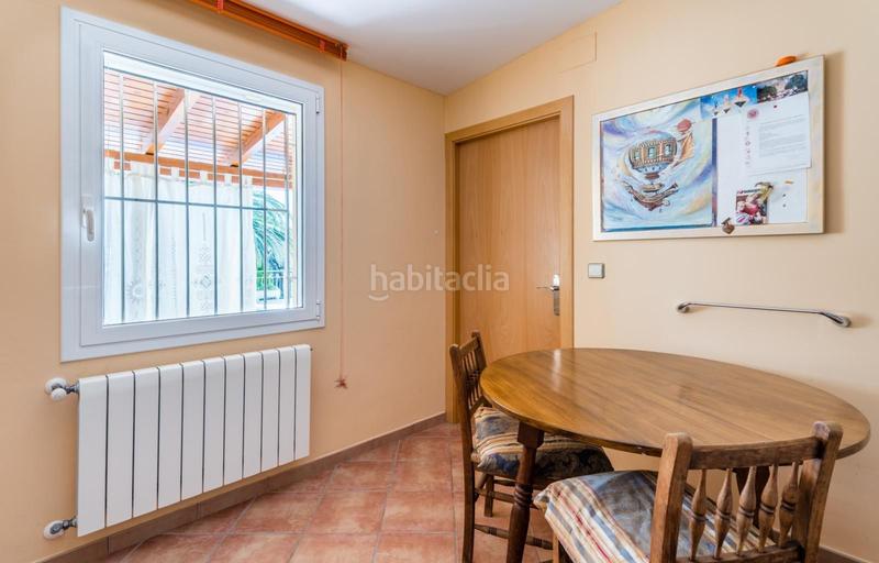 Foto cfebe84e-976c-45ba-870b-eb610a2d2cd2. Casa villa completamente renovada con 3 apartamentos, piscina y garaje en Roses