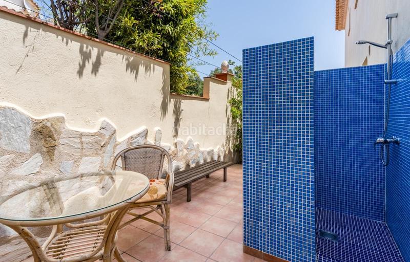 Foto d6750a22-5240-473a-a8dd-785a8adf417e. Casa villa completamente renovada con 3 apartamentos, piscina y garaje en Roses