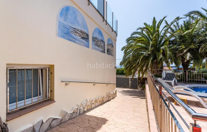 Foto df558a14-72e2-4be4-b576-5457b041c400. Casa villa completamente renovada con 3 apartamentos, piscina y garaje en Roses