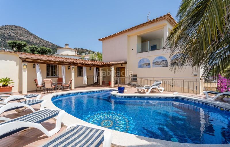 Foto e38d66bd-309c-4296-af77-0d3f4a24d775. Casa villa completamente renovada con 3 apartamentos, piscina y garaje en Roses