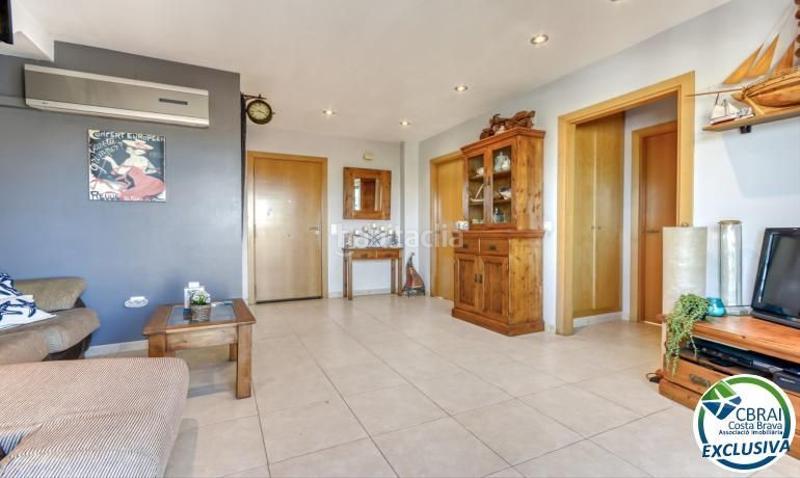 Foto 1e6d4367-0641-4757-bd18-6a2dd7250cb7. Apartamento ático estilo dúplex con vistas preciosas a 150m de la playa en Roses