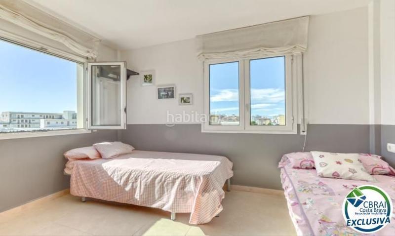 Foto 52dcffa6-d91f-44e8-aade-ed75bfa1ff9d. Apartamento ático estilo dúplex con vistas preciosas a 150m de la playa en Roses