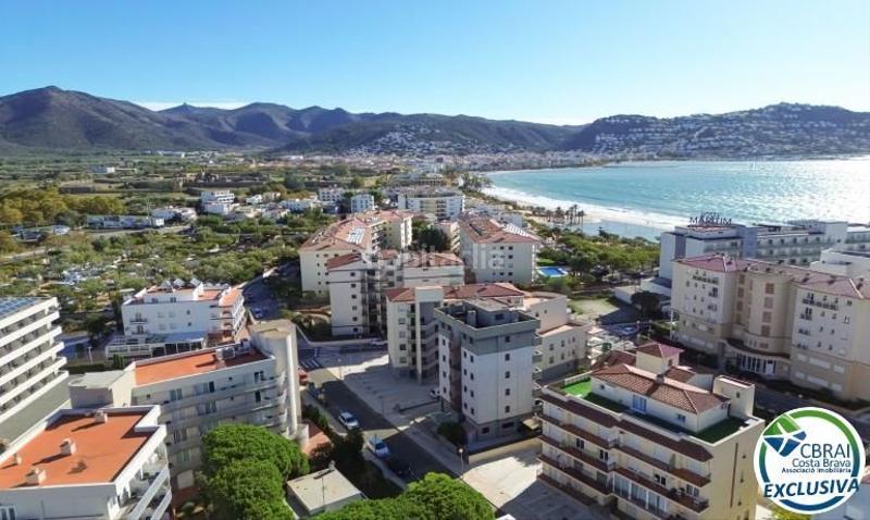 Foto 5f815426-cd07-4c7f-bf6d-da3dafb96640. Apartamento ático estilo dúplex con vistas preciosas a 150m de la playa en Roses