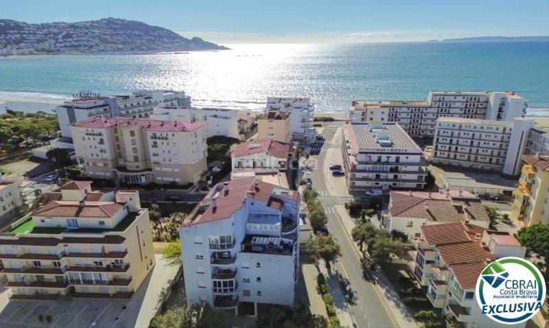 Foto ad34dbd5-a1a0-439f-879c-674485c03b3d. Apartamento ático estilo dúplex con vistas preciosas a 150m de la playa en Roses