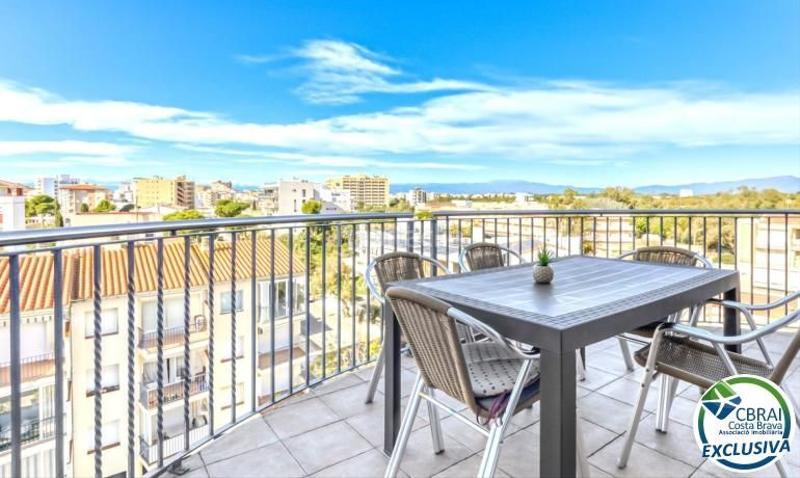 Foto b0b33ac4-d37e-433a-a9f7-4eabe8a4e4c8. Apartamento ático estilo dúplex con vistas preciosas a 150m de la playa en Roses