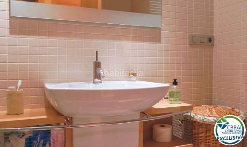 Foto dce5eeea-c2f2-469f-97a0-2d6945b3b15b. Apartamento amplio apartamento con terraza, parking, trastero, vistas al mar y piscina en Roses