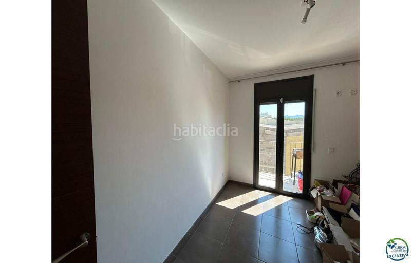 Foto c682f5cd-0190-4ec0-98cc-03a281032545. Apartamento precioso duplex con ascensor en venta en un edificio de dos viviendas, plaza de parking en Empuriabrava