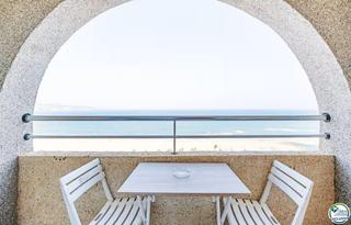 Estudi  Delta muga. Estudio en planta 17 con terraza y espectaculares vistas al mar