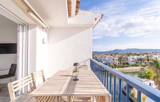 Appartement  Port empordà. Precioso apartamento en la última planta con vistas al canal y a