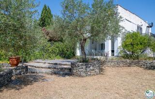 Casa  Les fonts. Propiedad única con licencia turística en más boscà  roses!