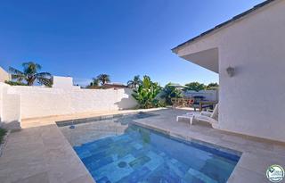 Haus  Alberes. En venta  casa en planta baja con piscina en empuriabrava