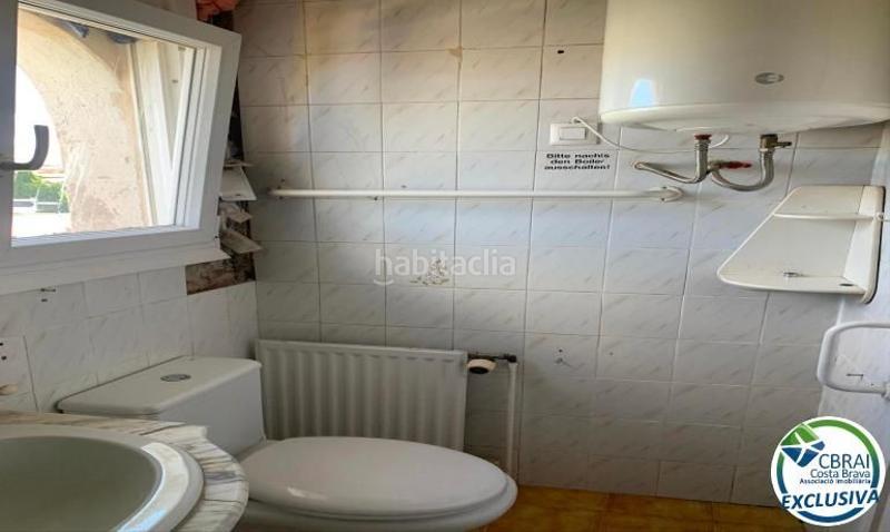 Foto 1d03b8f6-534b-47a5-a024-d2efdc427394. Casa  semi adosada a reformar, con amarre privado y amplia terraza en Empuriabrava