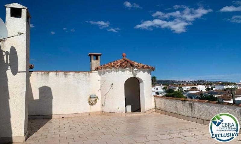 Foto a16edf9e-9a70-4927-aa88-d53a3cfb3621. Casa  semi adosada a reformar, con amarre privado y amplia terraza en Empuriabrava