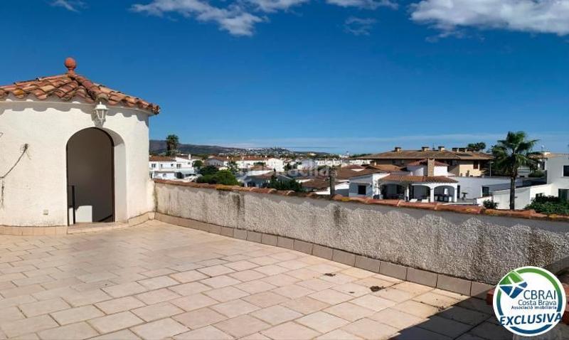 Foto bf27a4a1-8d99-4d58-86ce-df40fbb3e166. Casa  semi adosada a reformar, con amarre privado y amplia terraza en Empuriabrava