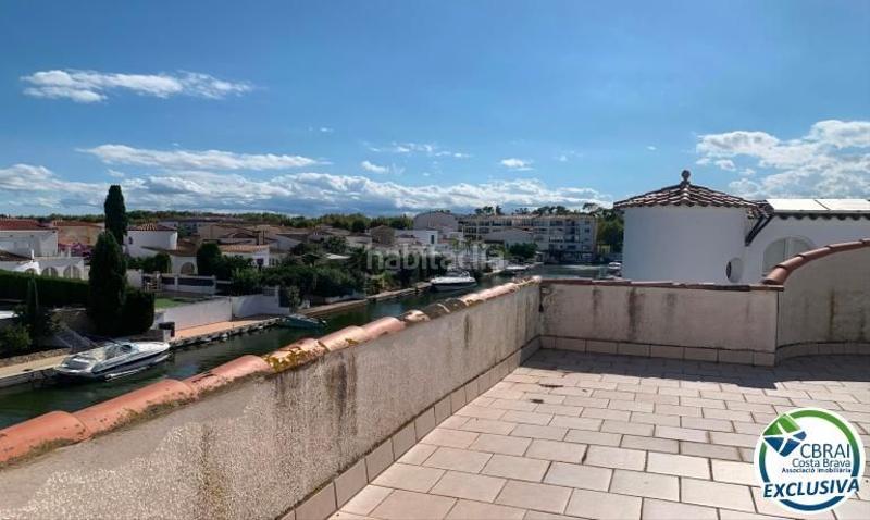 Foto bf3af843-13d2-4268-80bd-ddc9e7f53344. Casa  semi adosada a reformar, con amarre privado y amplia terraza en Empuriabrava