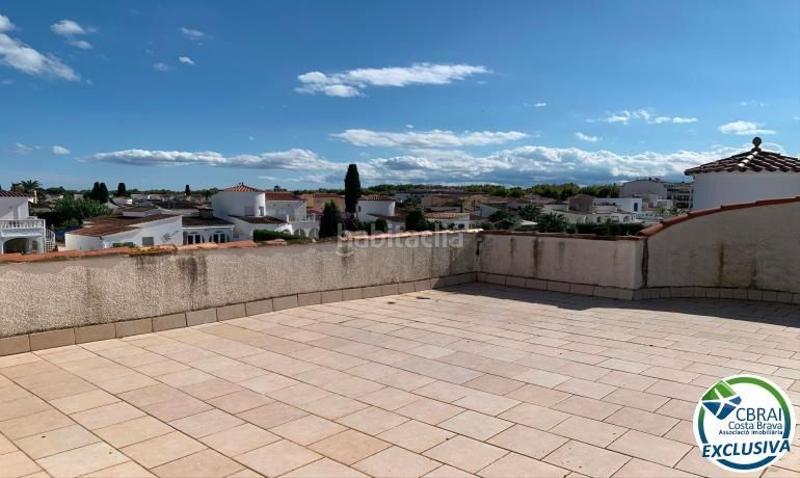Foto fb186363-95f5-41fc-bddc-de0357e4e2f8. Casa  semi adosada a reformar, con amarre privado y amplia terraza en Empuriabrava
