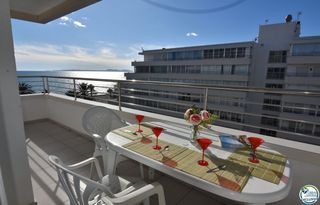 Piccolo appartamento in De la platja 11. Apartamento en primera línea de mar con licencia turística en ro