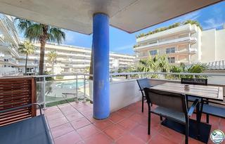 Apartament  Del port canigo. Apartamento renovado con terraza, piscina y licencia turística e