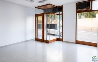 Local commercial à Poble Nou-Olivar Gran. Local comercial con posibilidad de vivienda en pleno centro de f