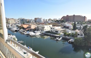 Apartamento en De la platja 99. Bonito apartamento con gran terraza acristalada, vistas al canal