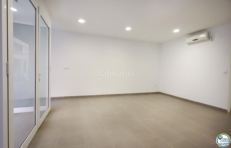 Foto 62b8bc04-db3e-4d81-a999-4cb407a39663. Local comercial a Centre Roses