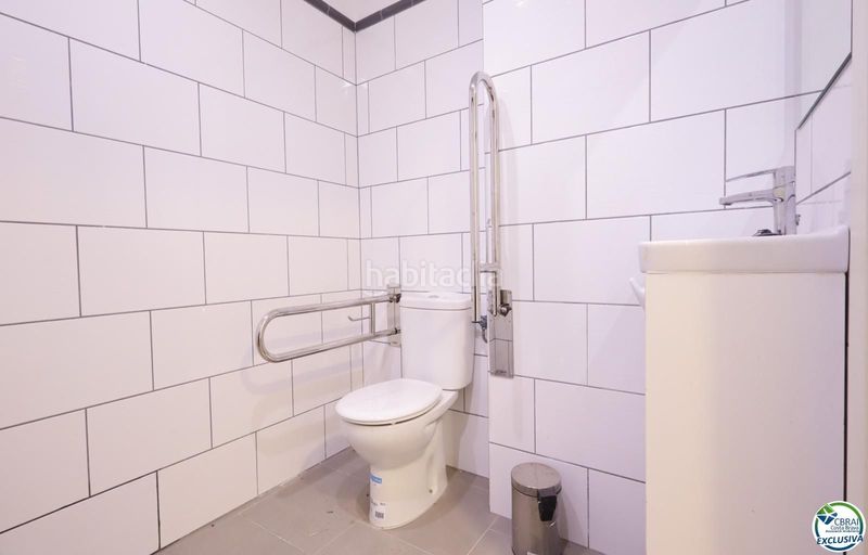 Foto d4bbe976-a09b-4a87-bec6-d0a23c5b060a. Local comercial a Centre Roses