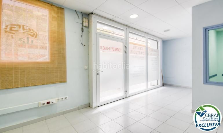 Foto c6dc6b68-6438-4d0d-a561-84e508e1917f. Local comercial a Centre Roses