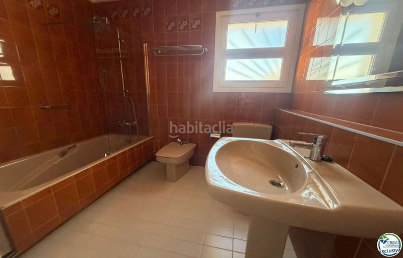Foto 0538f86e-60be-4ce4-b8fd-0d712857bf8c. Apartament a Centre Roses