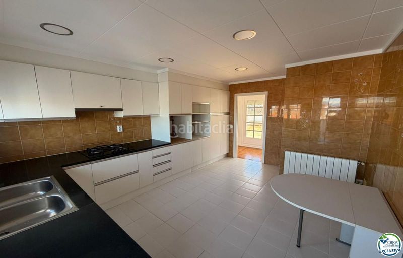 Foto 8b4a567b-662b-4da0-9880-f7a4a2084f61. Apartament a Centre Roses