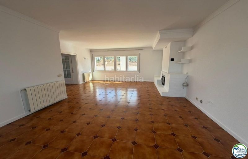 Foto 8c8ec382-2715-4ff1-b9bf-e594a6e942b2. Apartament a Centre Roses