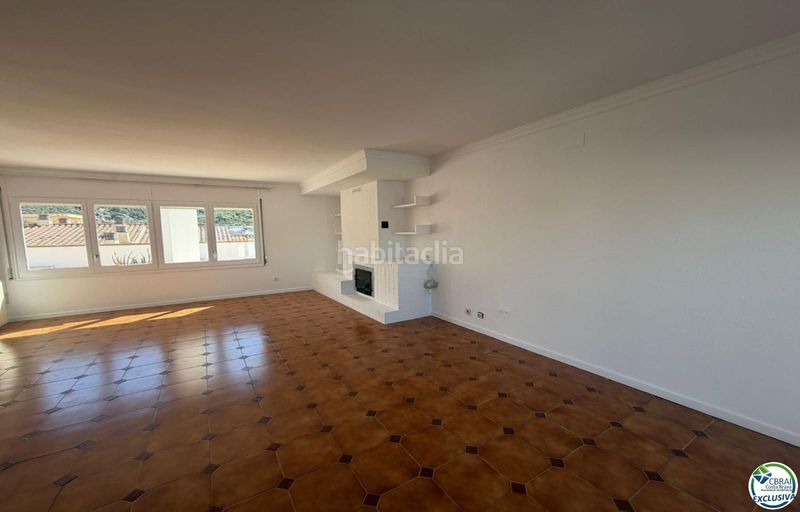 Foto cf2f55d2-fa5d-42a5-83a0-6250a8e18a59. Apartament a Centre Roses