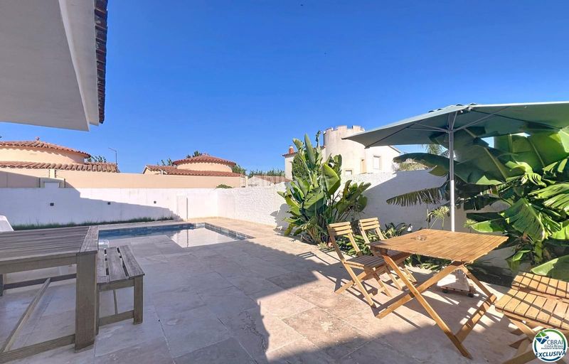 Foto ee78b777-6e51-4013-aa1a-4e0b44248c08. Casa amb piscina a Alberes Empuriabrava