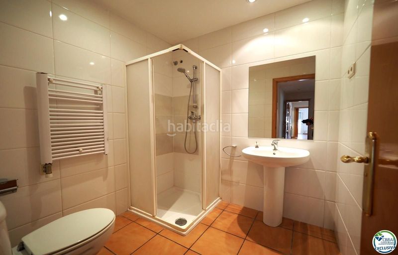 Foto f647b83d-33ed-4cc3-8bb8-f02e397828a0. Apartament a Centre Roses