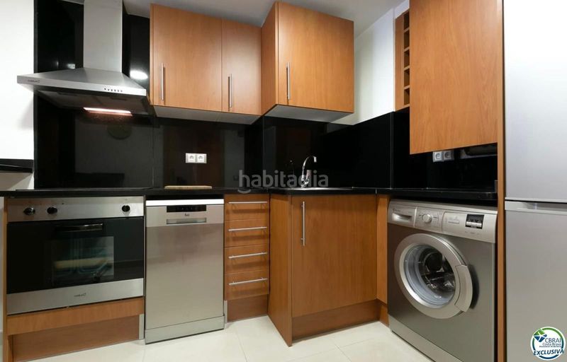 Foto 0a28a738-445a-437b-88f4-7db067f677e5. Apartament a Centre Roses