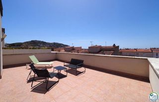 Piccolo appartamento in Tirso de molina 55. Dúplex ático con gran terraza y parking en el centro de roses