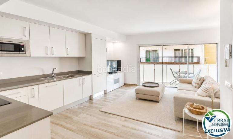 Foto 43a9d037-21a5-449e-8fb3-a6bb4a42e90e. Apartament a Centre Roses