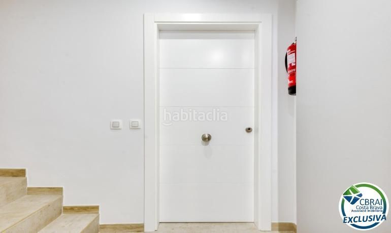 Foto 6532b2ec-ac8b-4189-9f9b-9fa0fb2856d1. Apartament a Centre Roses