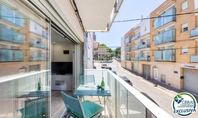 Foto 917cf083-60dc-4031-877b-e6f678b09d76. Apartament a Centre Roses