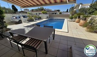 House in Pení 120b. Casa con piscina y licencia turística  sector peni